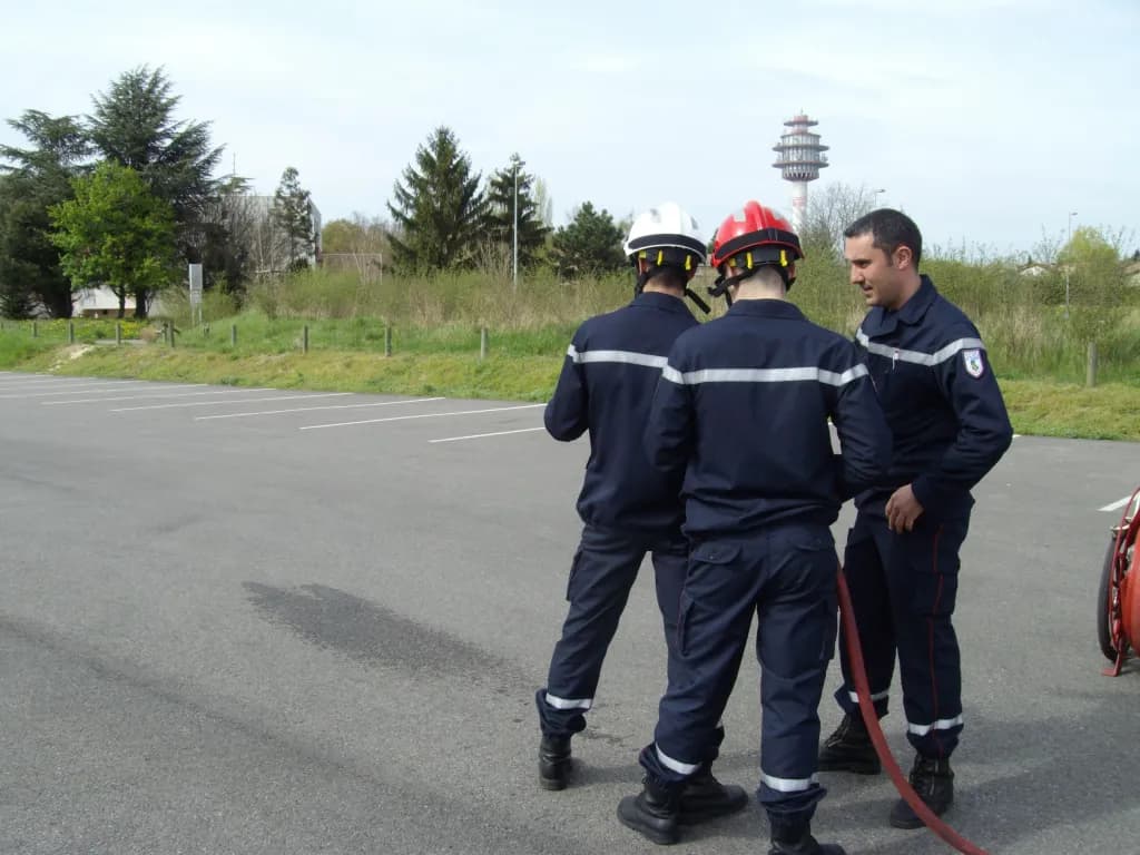 formation-formateur-incendie Trois formateurs discutent avec des équipements de sécurité.
